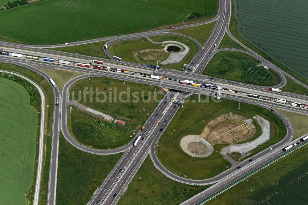 Luftaufnahme Ilberstedt - Autobahn- Stau im Streckenverlauf der A14 bei der Abfahrt Bernburg in Ilberstedt im Bundesland Sachsen-Anhalt