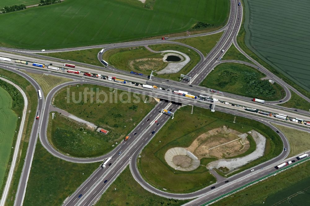 Ilberstedt von oben - Autobahn- Stau im Streckenverlauf der A14 bei der Abfahrt Bernburg in Ilberstedt im Bundesland Sachsen-Anhalt