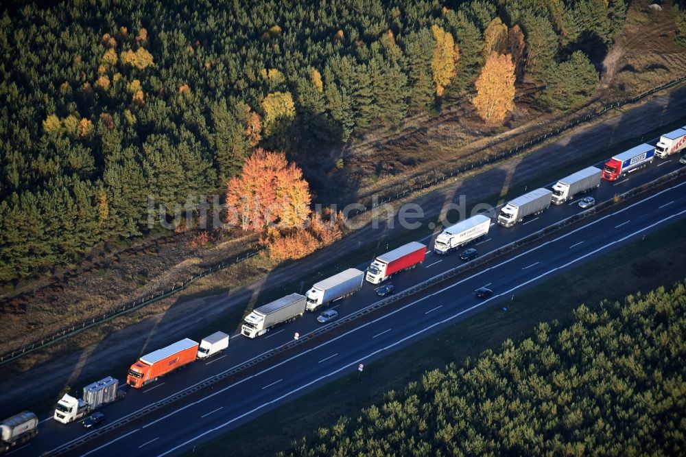 Spreenhagen von oben - Autobahn- Stau im Streckenverlauf der A12 E30 bei laufendem Ausbau und Spurerweiterung in Spreenhagen im Bundesland Brandenburg