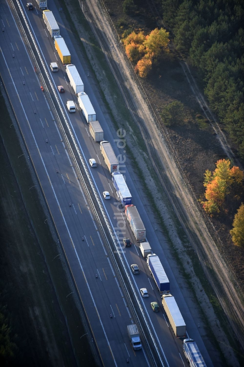 Spreenhagen aus der Vogelperspektive: Autobahn- Stau im Streckenverlauf der A12 E30 bei laufendem Ausbau und Spurerweiterung in Spreenhagen im Bundesland Brandenburg