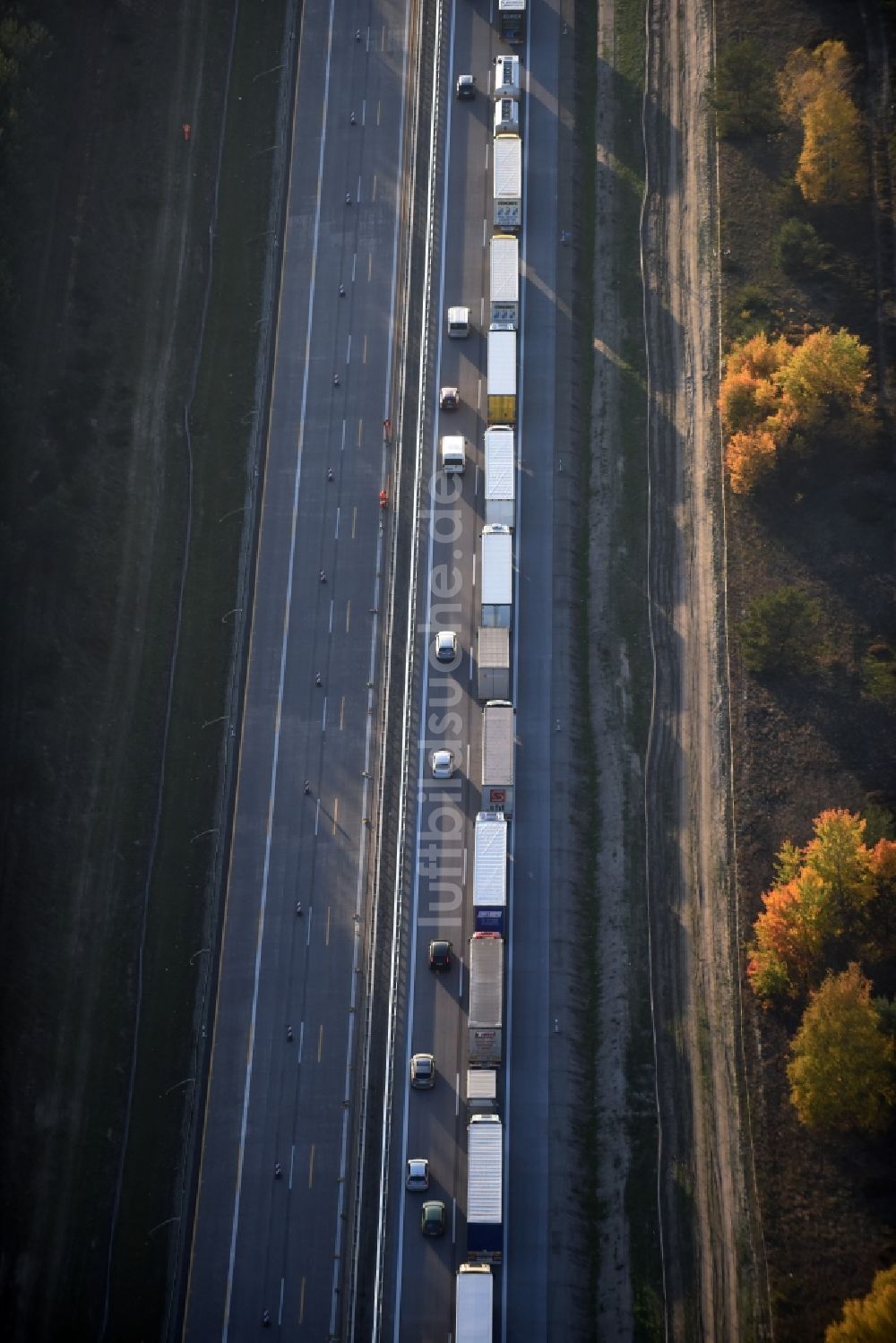 Luftbild Spreenhagen - Autobahn- Stau im Streckenverlauf der A12 E30 bei laufendem Ausbau und Spurerweiterung in Spreenhagen im Bundesland Brandenburg