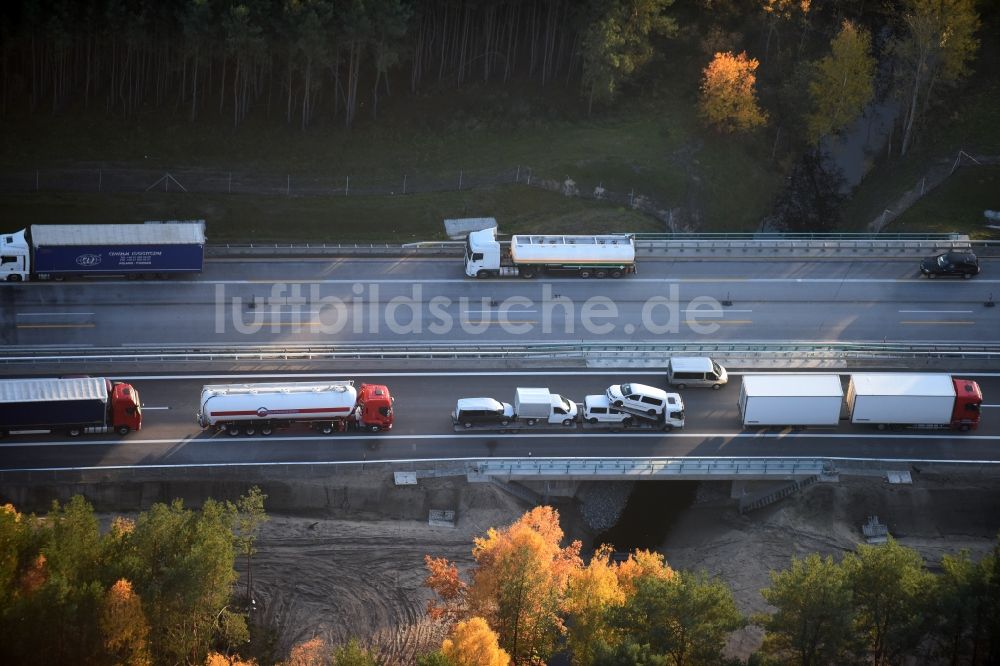 Luftaufnahme Spreenhagen - Autobahn- Stau im Streckenverlauf der A12 E30 bei laufendem Ausbau und Spurerweiterung in Spreenhagen im Bundesland Brandenburg