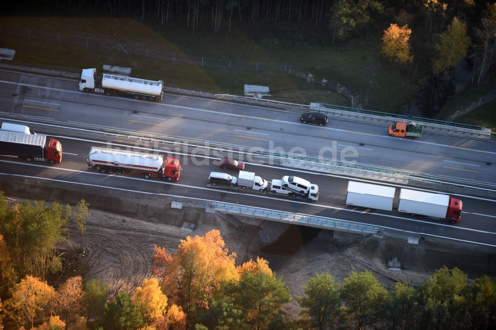 Spreenhagen von oben - Autobahn- Stau im Streckenverlauf der A12 E30 bei laufendem Ausbau und Spurerweiterung in Spreenhagen im Bundesland Brandenburg