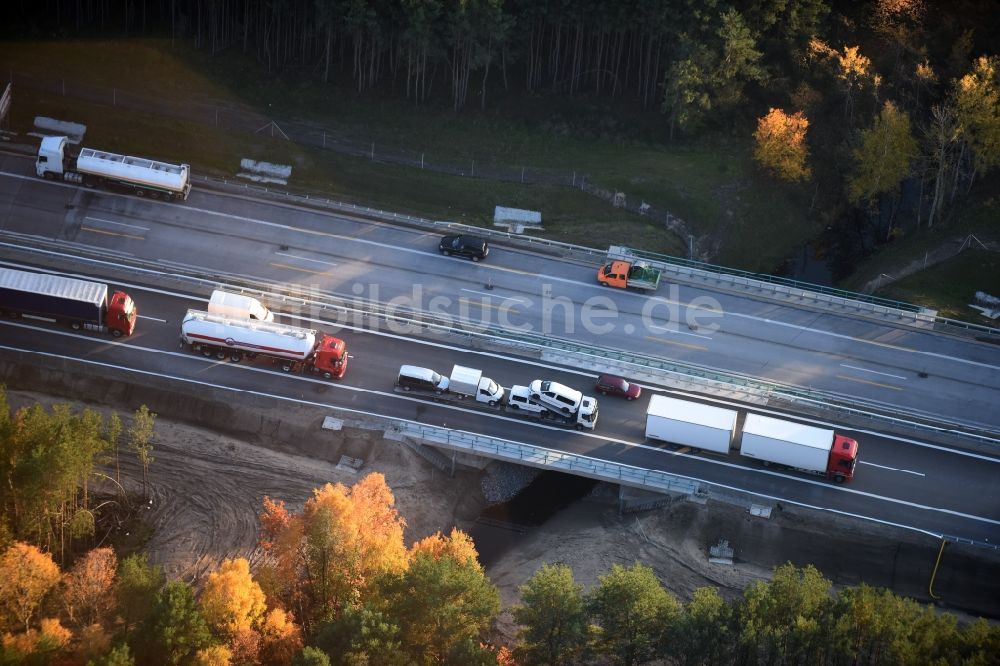 Spreenhagen aus der Vogelperspektive: Autobahn- Stau im Streckenverlauf der A12 E30 bei laufendem Ausbau und Spurerweiterung in Spreenhagen im Bundesland Brandenburg