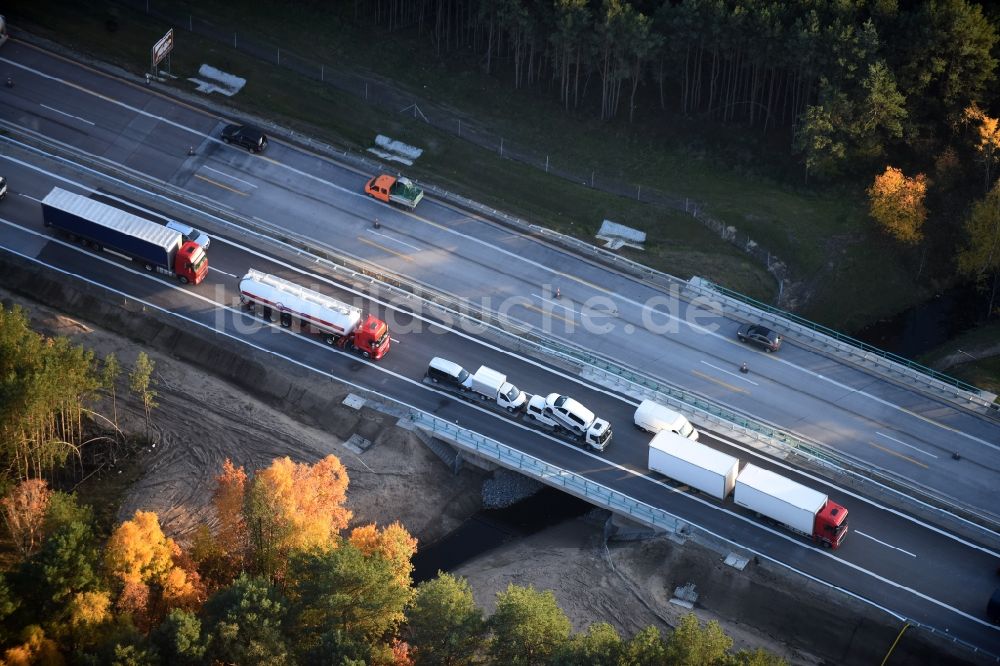 Luftbild Spreenhagen - Autobahn- Stau im Streckenverlauf der A12 E30 bei laufendem Ausbau und Spurerweiterung in Spreenhagen im Bundesland Brandenburg