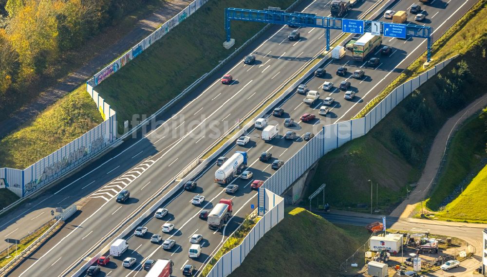 Bochum aus der Vogelperspektive: Autobahn- Stau im Streckenverlauf der A448 in Bochum im Bundesland Nordrhein-Westfalen, Deutschland