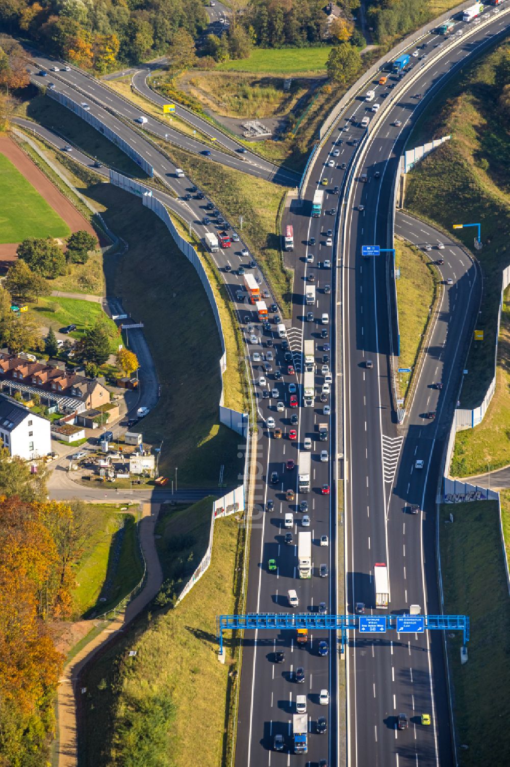 Luftbild Bochum - Autobahn- Stau im Streckenverlauf der A448 in Bochum im Bundesland Nordrhein-Westfalen, Deutschland