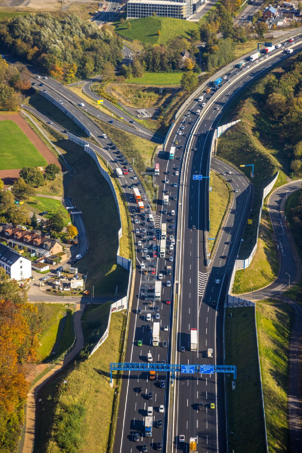 Luftaufnahme Bochum - Autobahn- Stau im Streckenverlauf der A448 in Bochum im Bundesland Nordrhein-Westfalen, Deutschland