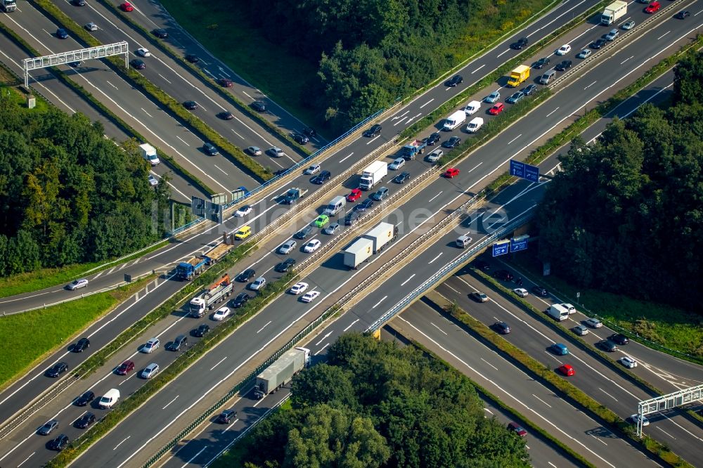 Luftaufnahme Bochum - Autobahn- Stau im Streckenverlauf auf der Brücke A43 und A40 Ruhrschnellweg in Bochum im Bundesland Nordrhein-Westfalen