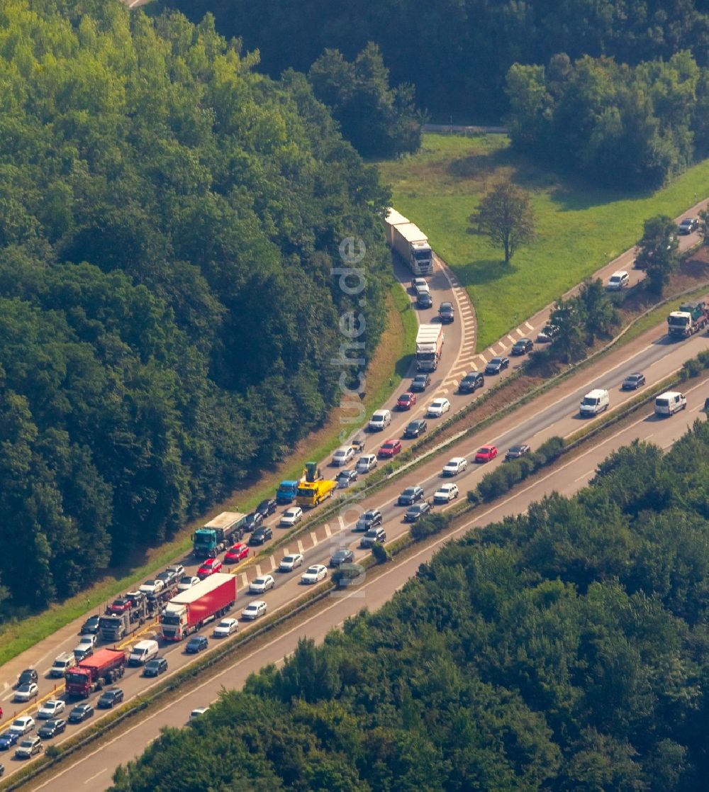 Hagen aus der Vogelperspektive: Autobahn- Stau im Streckenverlauf der A45 in Hagen im Bundesland Nordrhein-Westfalen