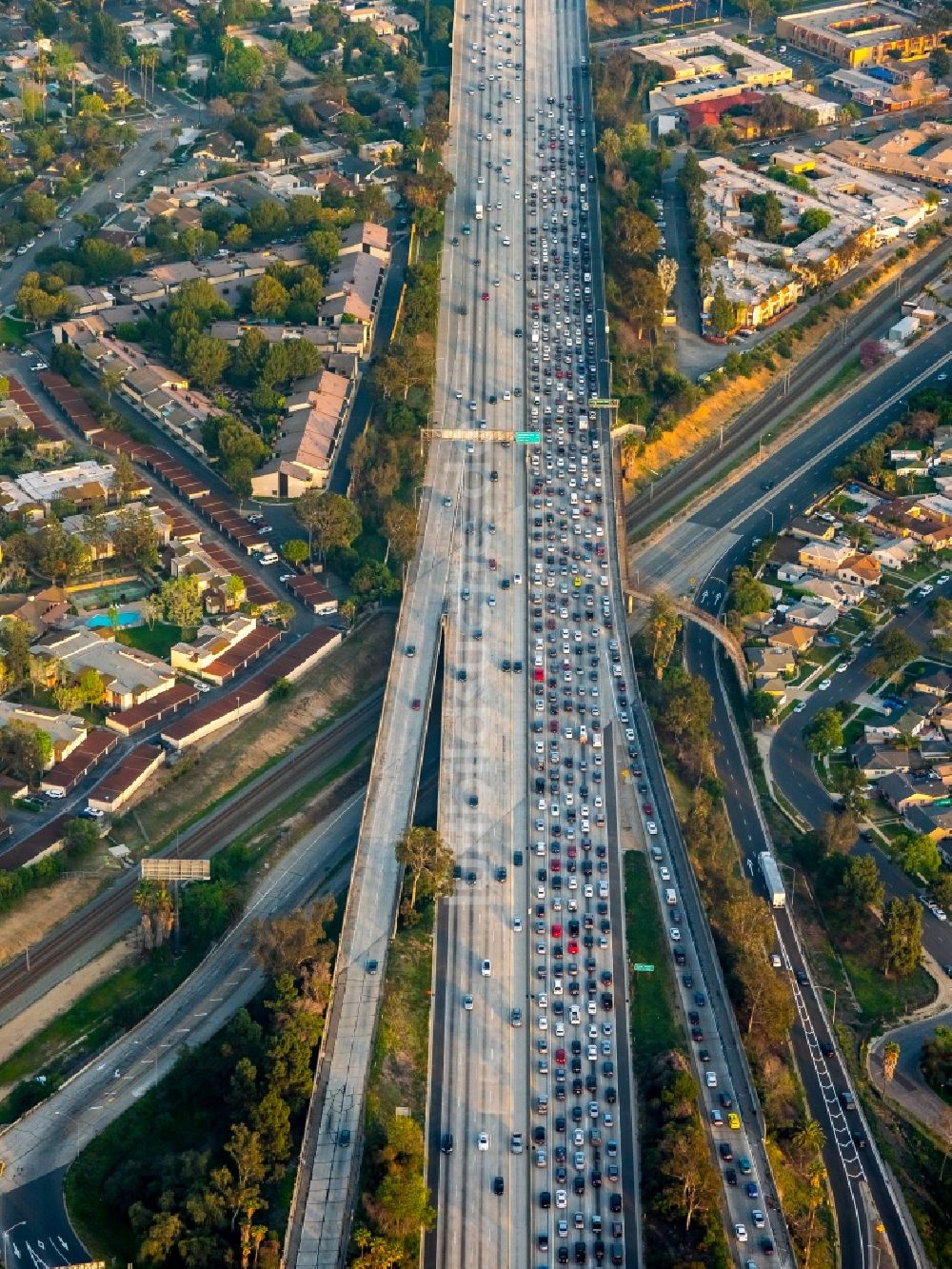 Luftaufnahme Commerce - Autobahn- Stau im Streckenverlauf der Interstate 710 in Commerce in Kalifornien, USA