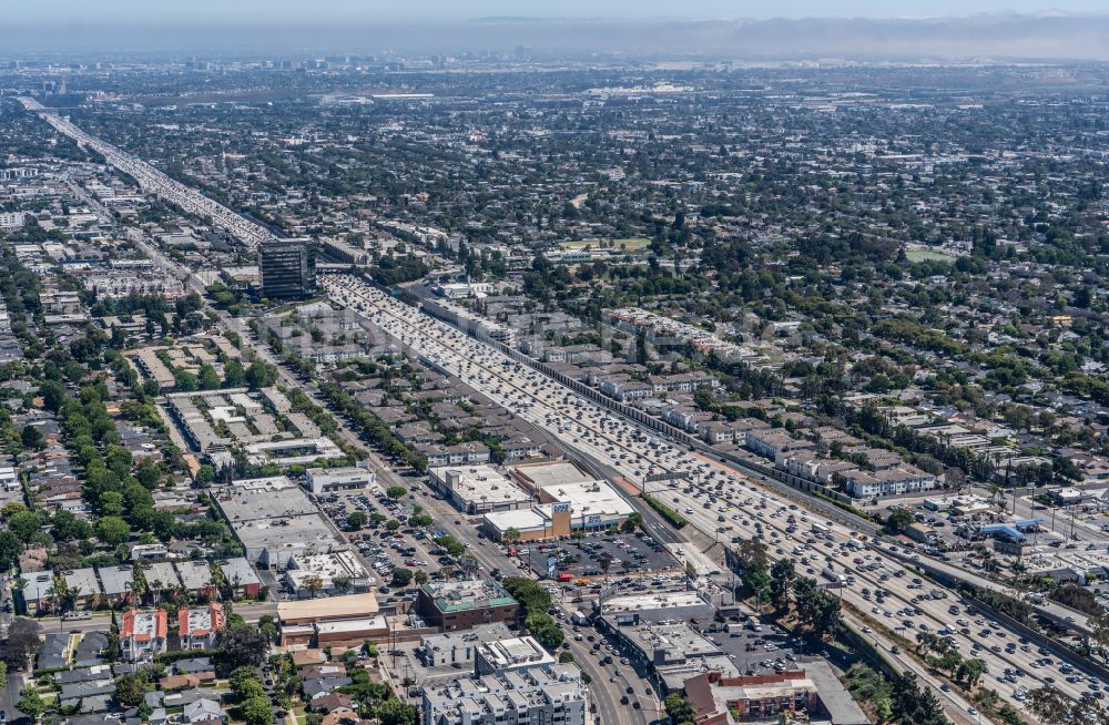 Los Angeles von oben - Autobahn- Stau im Streckenverlauf der Interstate 405, Highway in Southern California in Los Angeles in Kalifornien, USA