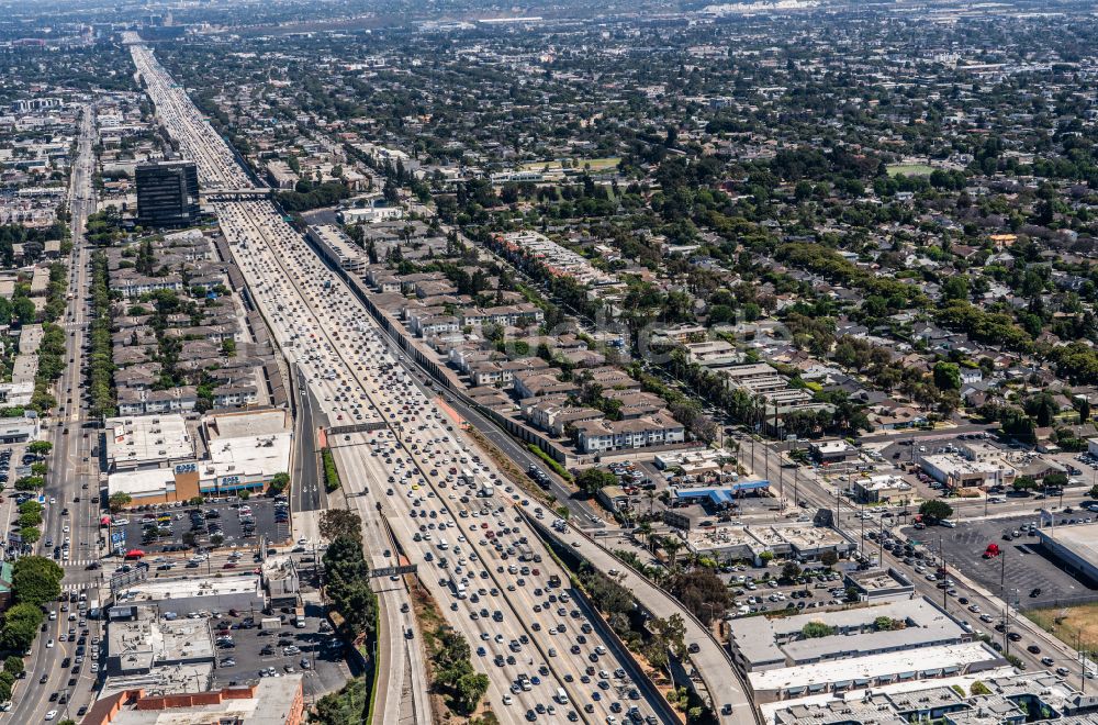 Los Angeles aus der Vogelperspektive: Autobahn- Stau im Streckenverlauf der Interstate 405, Highway in Southern California in Los Angeles in Kalifornien, USA