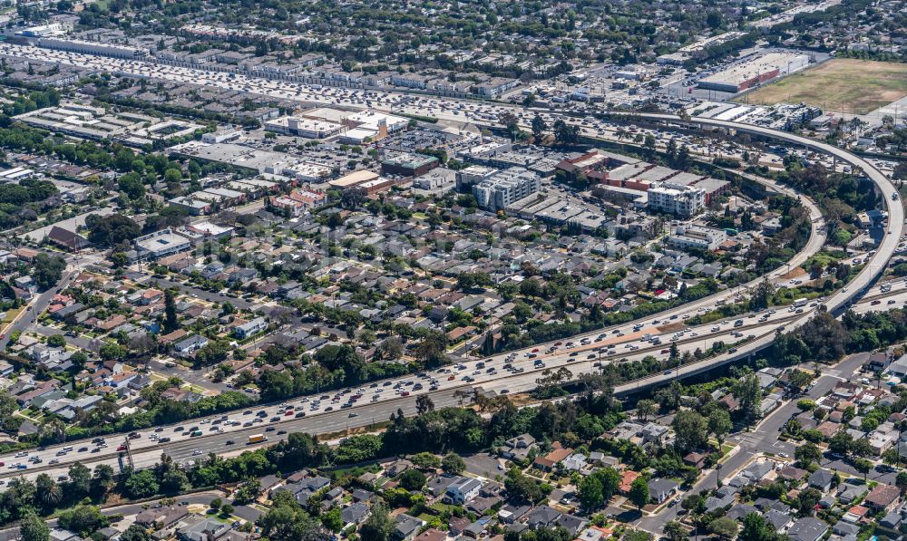 Luftaufnahme Los Angeles - Autobahn- Stau im Streckenverlauf der Interstate 405 / Santa Monica Freeway in Los Angeles in Kalifornien, USA