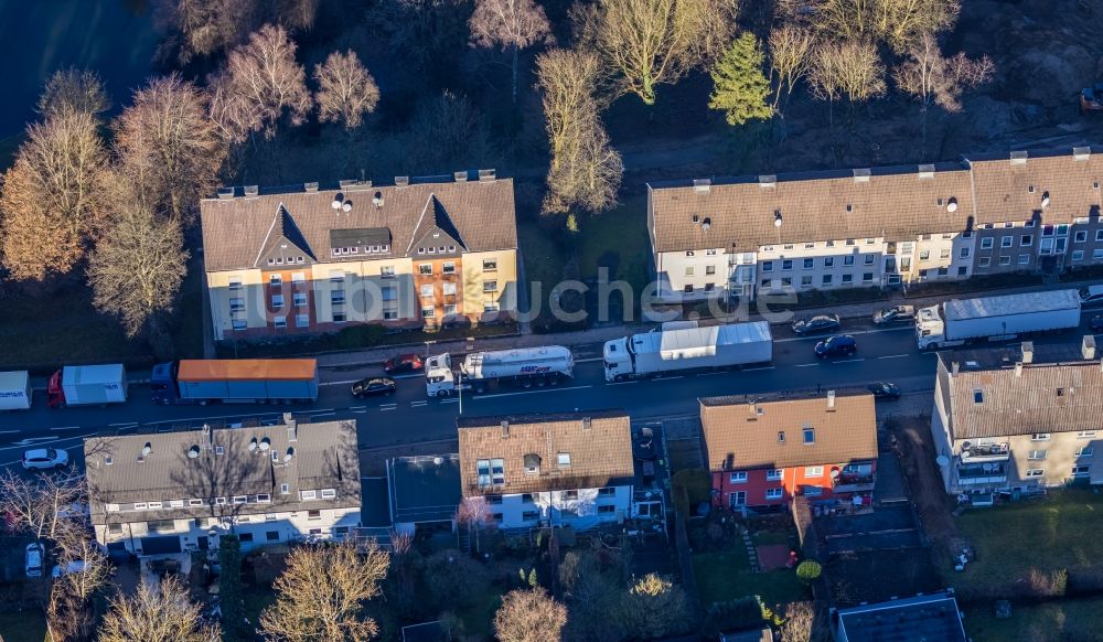 Lüdenscheid aus der Vogelperspektive: Autobahn- Stau im Streckenverlauf der Lennestraße an der Ausfahrt Lüdenscheid der Autobahn A45 in Lüdenscheid im Bundesland Nordrhein-Westfalen, Deutschland