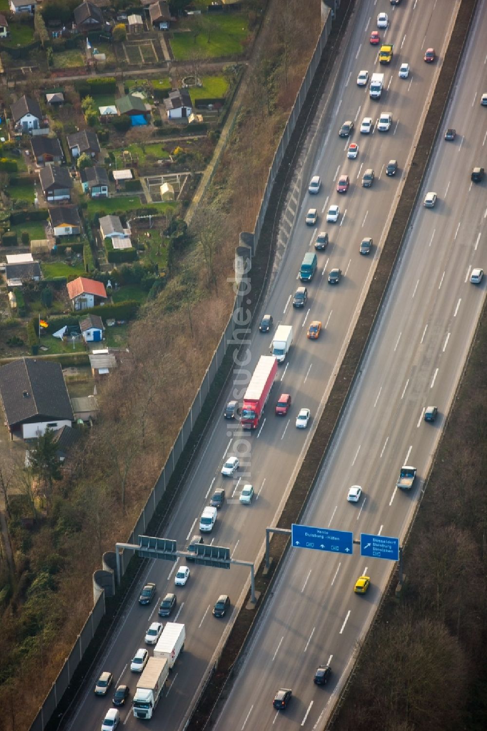 Luftaufnahme Duisburg - Autobahn- Stau im Streckenverlauf der A40 im Norden von Duisburg im Bundesland Nordrhein-Westfalen