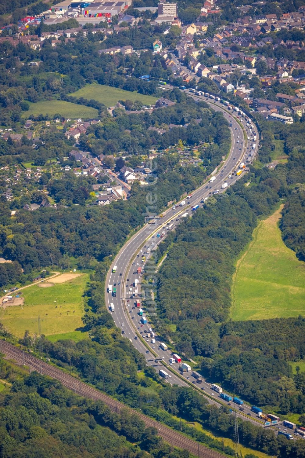 Duisburg aus der Vogelperspektive: Autobahn- Stau im Streckenverlauf der A3 im Ortsteil Alstaden in Duisburg im Bundesland Nordrhein-Westfalen, Deutschland