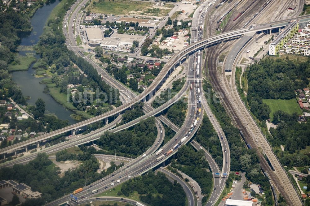 Wien von oben - Autobahn- Streckenverlauf der Autobahn A23 Südosttangente am Knoten Kaisermühlen im Stadtteil Stadlau in Wien in Österreich