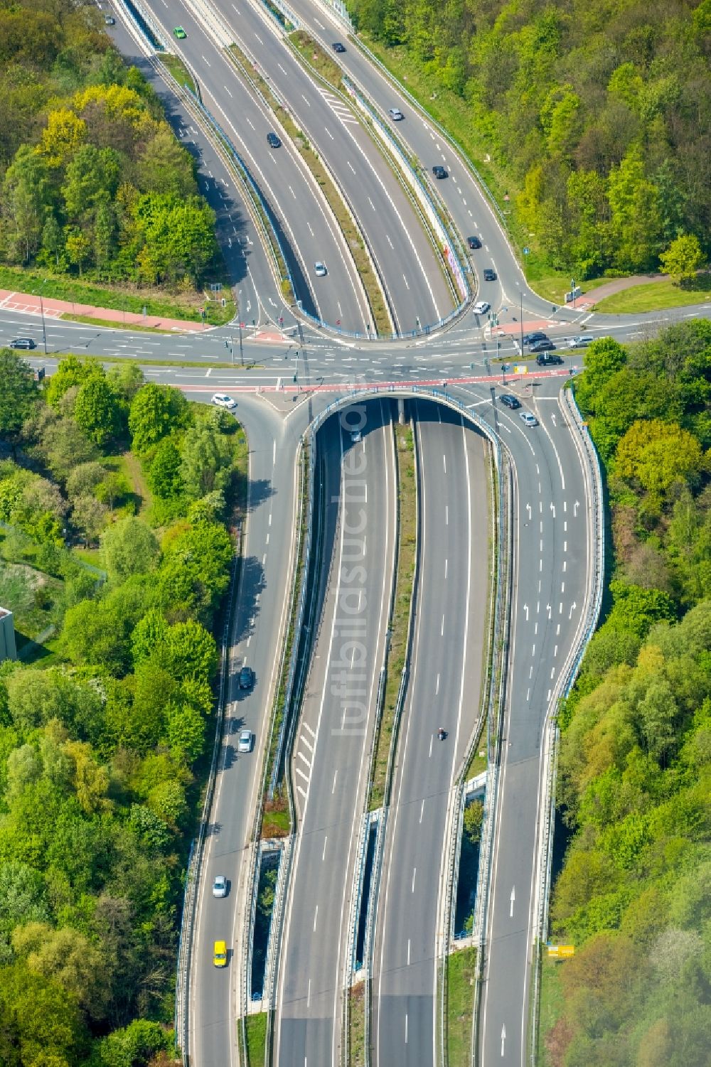 Luftaufnahme Bochum - Autobahn- Streckenverlauf der BAB A448 in Bochum im Bundesland Nordrhein-Westfalen, Deutschland