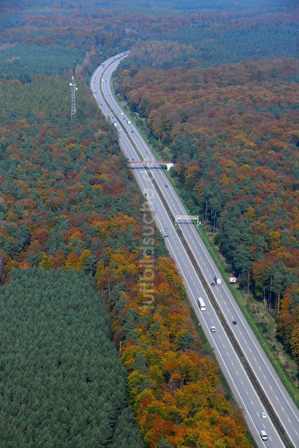 Lanke von oben - Autobahn- Streckenverlauf der BAB A14 in herbstlich farbigen Laubwalld - Mischwald in Lanke im Bundesland Brandenburg, Deutschland