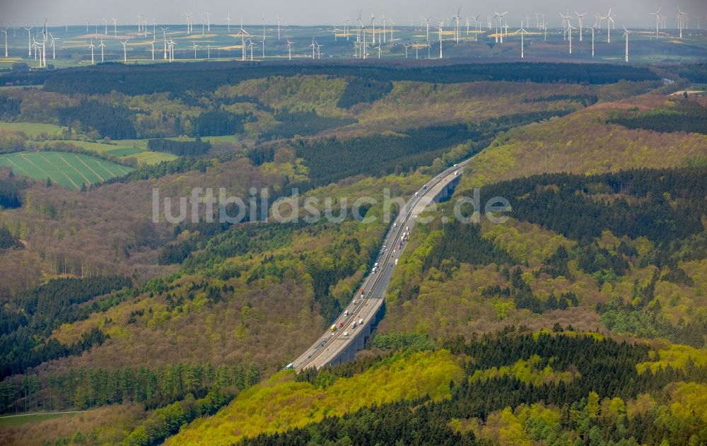 Luftbild Warburg - Autobahn- Streckenverlauf der BAB A44 im Ortsteil Orpethal in Warburg im Bundesland Nordrhein-Westfalen, Deutschland