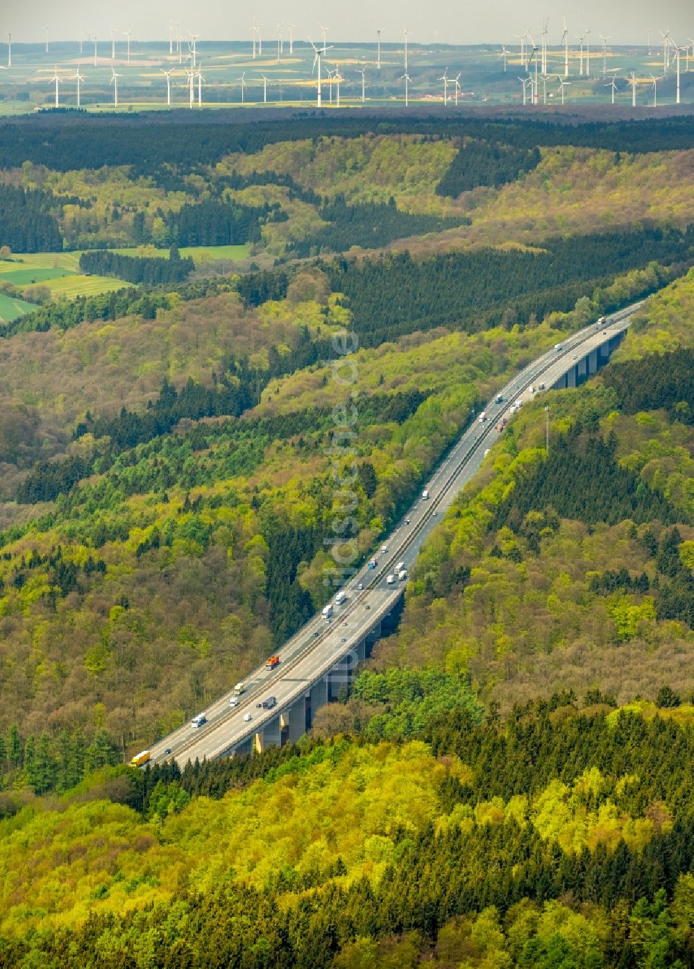 Warburg aus der Vogelperspektive: Autobahn- Streckenverlauf der BAB A44 im Ortsteil Orpethal in Warburg im Bundesland Nordrhein-Westfalen, Deutschland