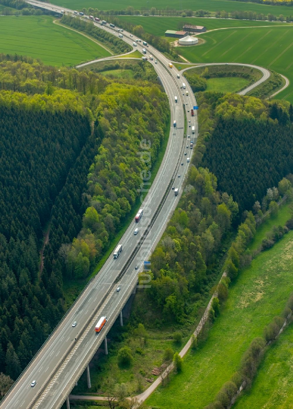 Warburg von oben - Autobahn- Streckenverlauf der BAB A44 im Ortsteil Orpethal in Warburg im Bundesland Nordrhein-Westfalen, Deutschland