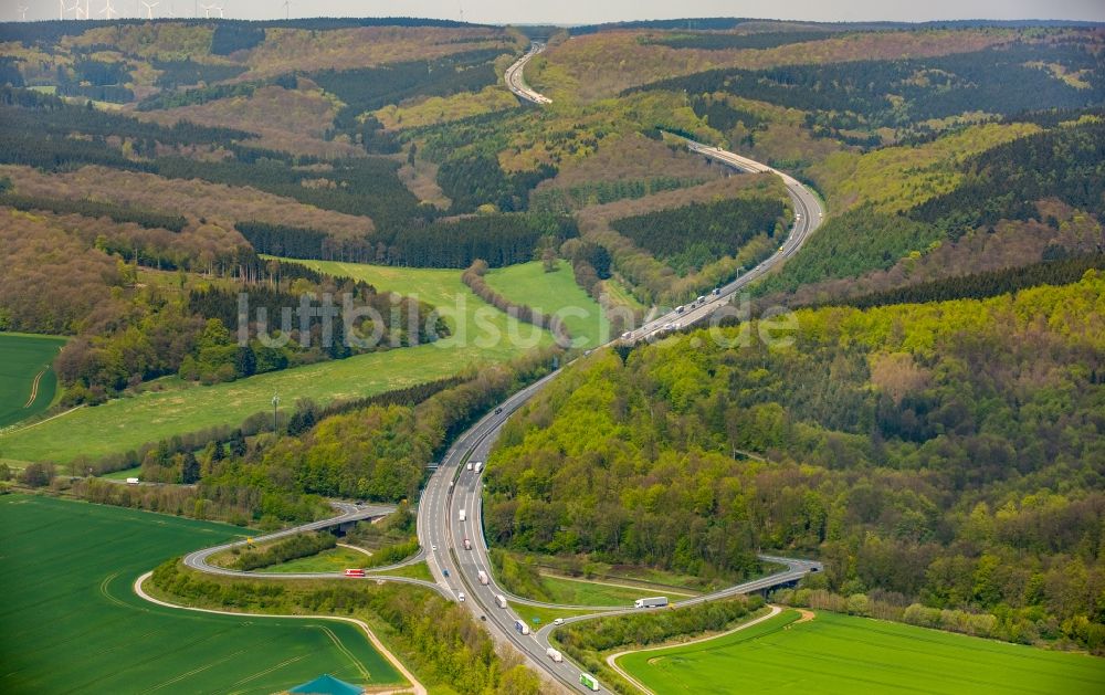 Warburg aus der Vogelperspektive: Autobahn- Streckenverlauf der BAB A44 im Ortsteil Orpethal in Warburg im Bundesland Nordrhein-Westfalen, Deutschland