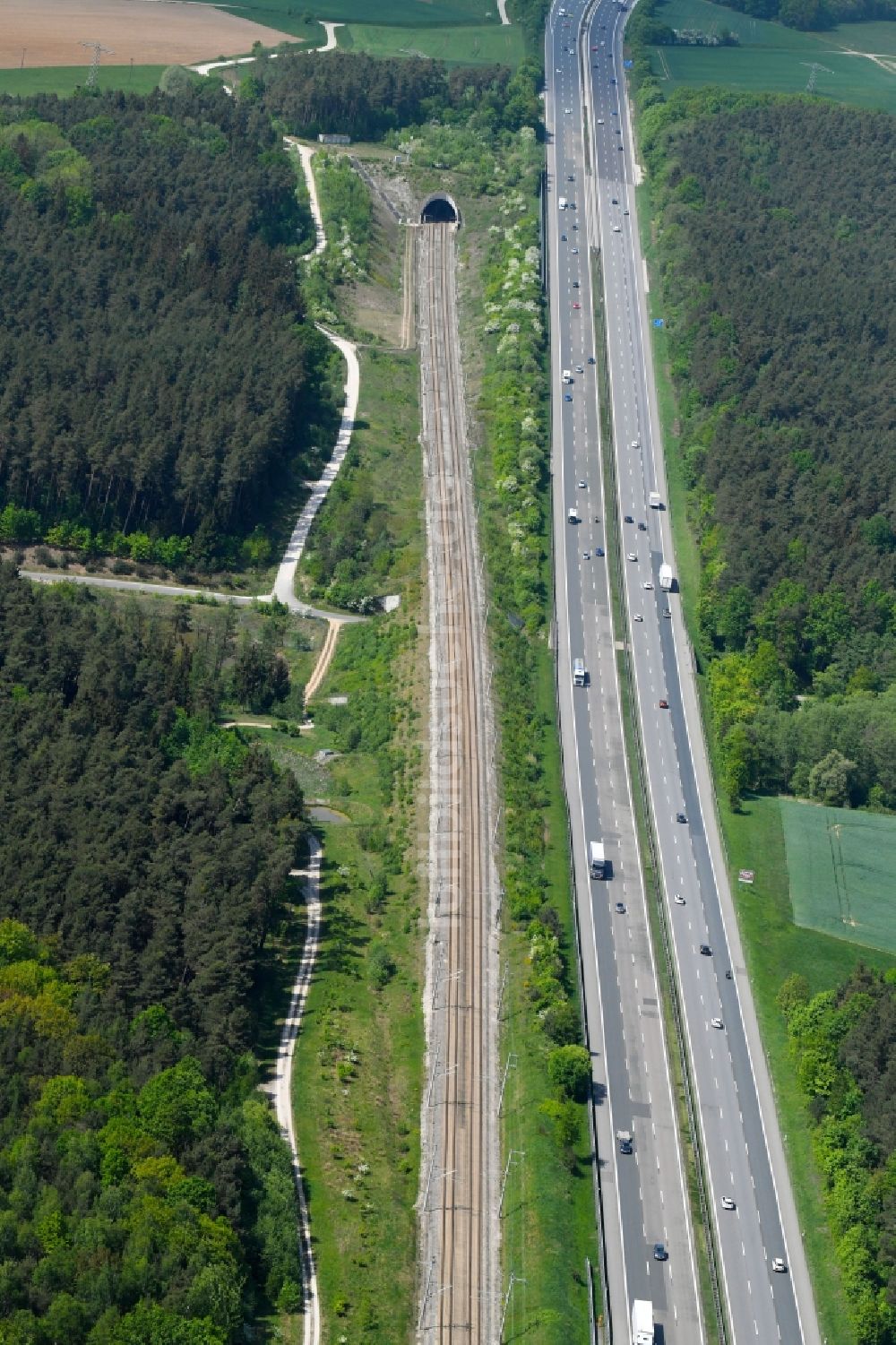 Allersberg von oben - Autobahn- Streckenverlauf der BAB A9 und der Streckenverlauf der Schnellfahrstrecke in Allersberg im Bundesland Bayern, Deutschland