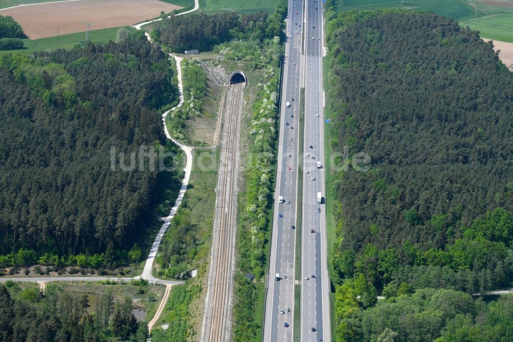 Allersberg aus der Vogelperspektive: Autobahn- Streckenverlauf der BAB A9 und der Streckenverlauf der Schnellfahrstrecke in Allersberg im Bundesland Bayern, Deutschland