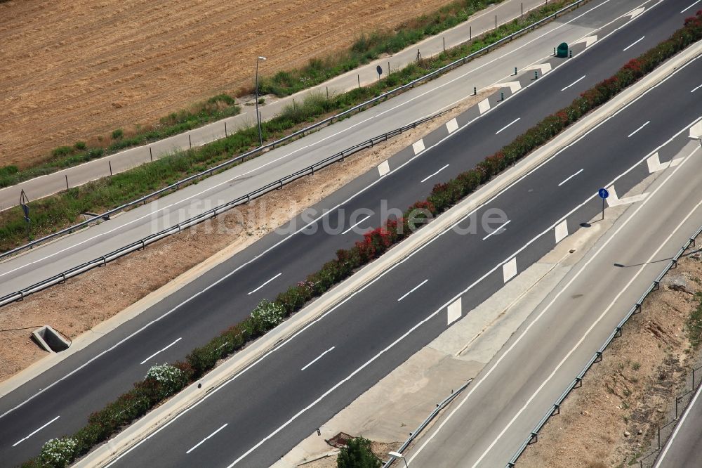 Luftaufnahme Santa Eugènia - Autobahn- Streckenverlauf der MA-13 bei Santa Eugènia in Mallorca auf der balearischen Mittelmeerinsel Mallorca, Spanien