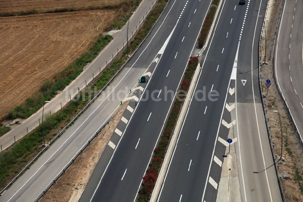 Santa Eugènia von oben - Autobahn- Streckenverlauf der MA-13 bei Santa Eugènia in Mallorca auf der balearischen Mittelmeerinsel Mallorca, Spanien