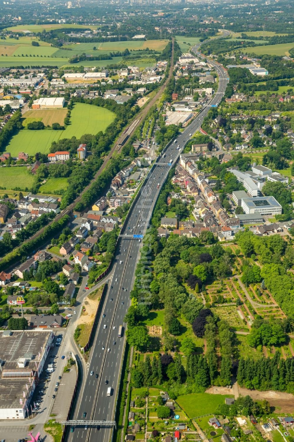 Luftaufnahme Bochum - Autobahn- Streckenverlauf der A40 in Bochum im Bundesland Nordrhein-Westfalen - NRW, Deutschland