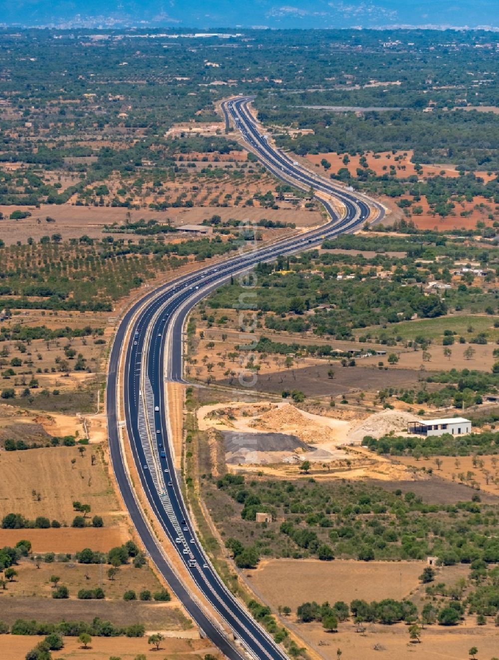 Campos aus der Vogelperspektive: Autobahn- Streckenverlauf der Ma-19 in Campos in Islas Baleares, Spanien