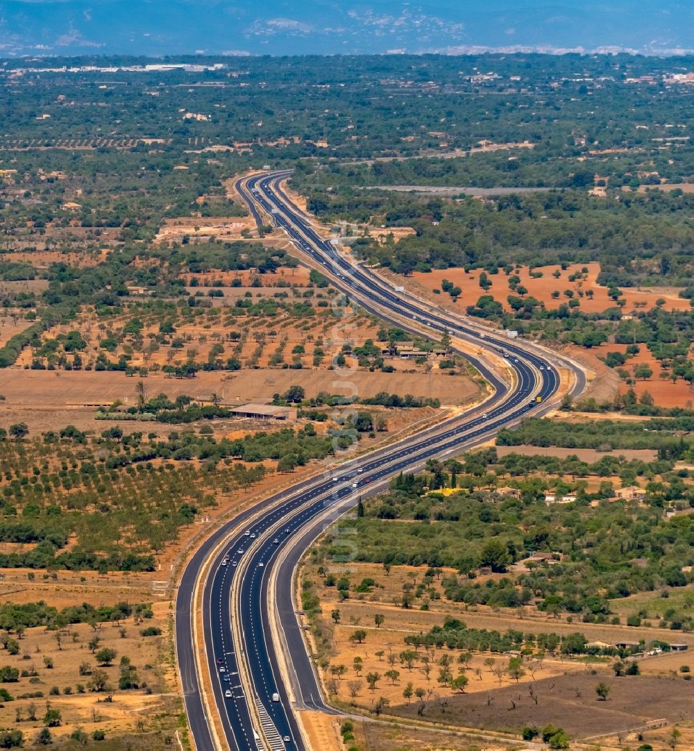 Campos aus der Vogelperspektive: Autobahn- Streckenverlauf der Ma-19 in Campos in Islas Baleares, Spanien