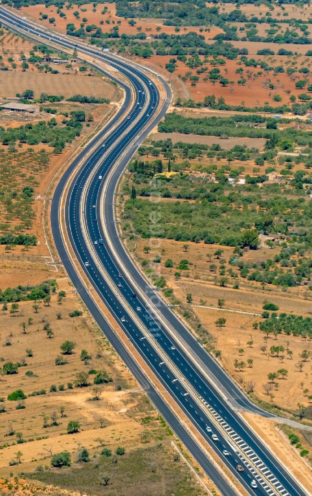 Campos von oben - Autobahn- Streckenverlauf der Ma-19 in Campos in Islas Baleares, Spanien