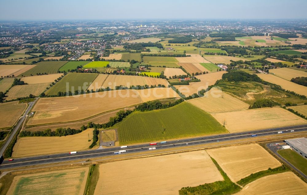 Luftaufnahme Rhynern - Autobahn- Streckenverlauf der der A2 durch eine Feld- und Wiesenlandschaft nahe Rhynern im Bundesland Nordrhein-Westfalen