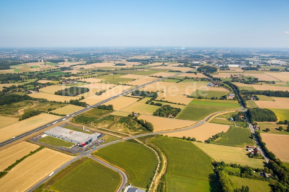 Rhynern von oben - Autobahn- Streckenverlauf der der A2 durch eine Feld- und Wiesenlandschaft nahe Rhynern im Bundesland Nordrhein-Westfalen