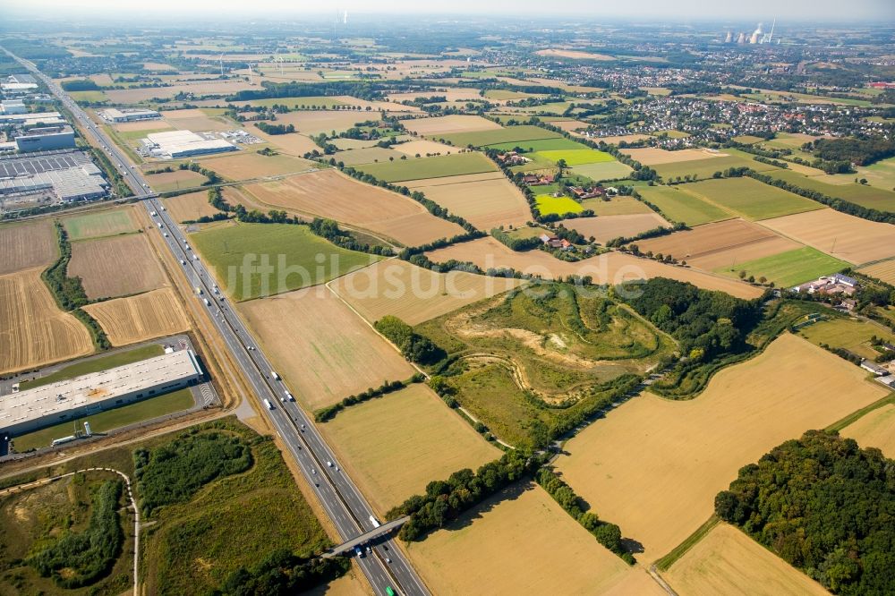 Luftbild Rhynern - Autobahn- Streckenverlauf der der A2 durch eine Feld- und Wiesenlandschaft nahe Rhynern im Bundesland Nordrhein-Westfalen