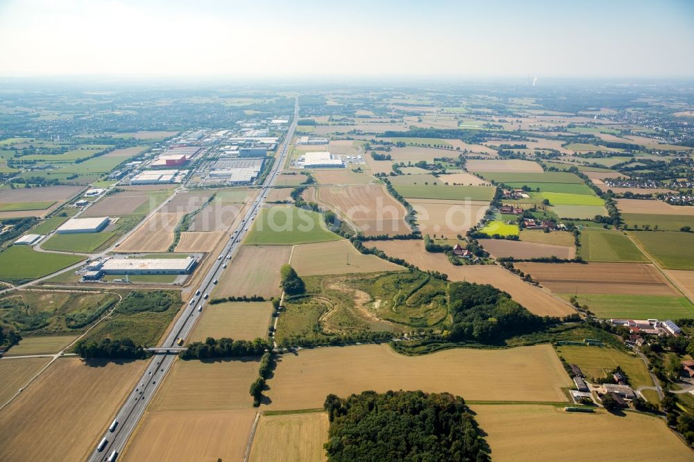 Luftaufnahme Rhynern - Autobahn- Streckenverlauf der der A2 durch eine Feld- und Wiesenlandschaft nahe Rhynern im Bundesland Nordrhein-Westfalen