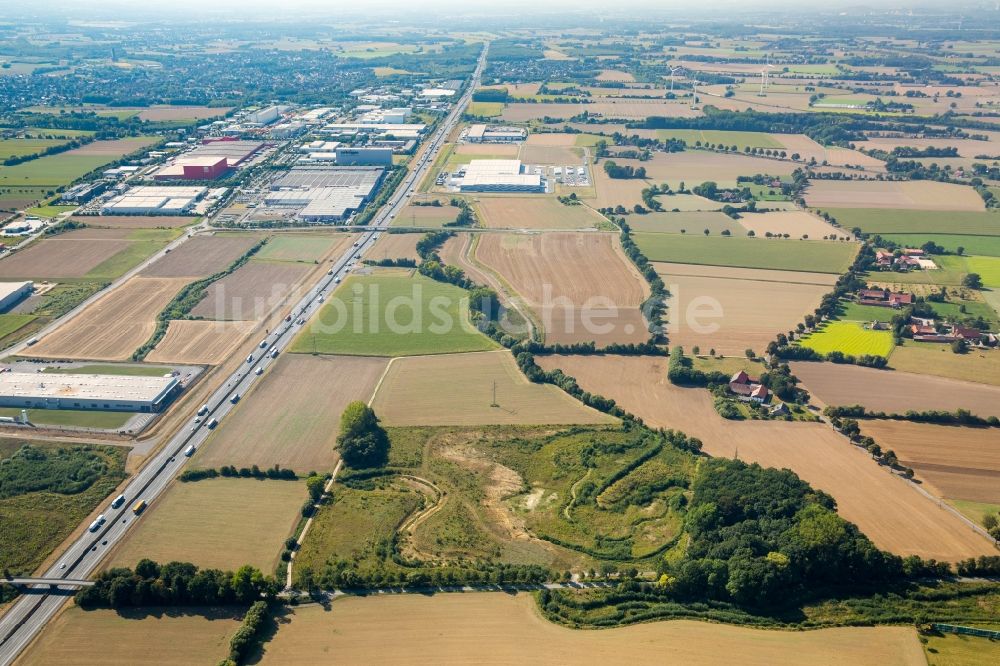 Rhynern von oben - Autobahn- Streckenverlauf der der A2 durch eine Feld- und Wiesenlandschaft nahe Rhynern im Bundesland Nordrhein-Westfalen