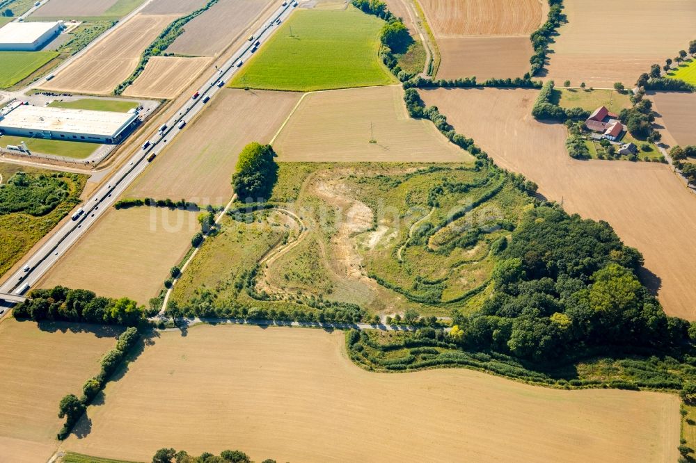 Rhynern aus der Vogelperspektive: Autobahn- Streckenverlauf der der A2 durch eine Feld- und Wiesenlandschaft nahe Rhynern im Bundesland Nordrhein-Westfalen