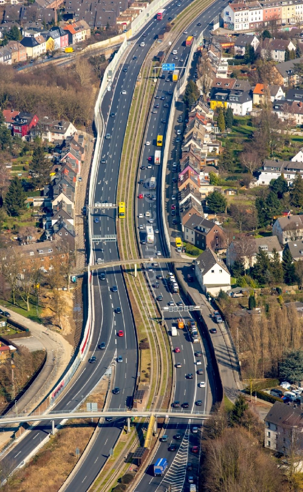 Luftaufnahme Essen - Autobahn- Streckenverlauf der A 52 in Essen im Bundesland Nordrhein-Westfalen