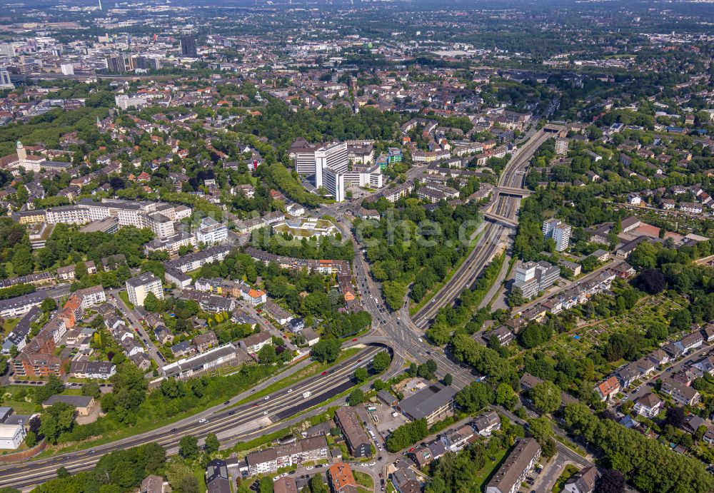 Essen von oben - Autobahn- Streckenverlauf der A 52 in Essen im Bundesland Nordrhein-Westfalen, Deutschland