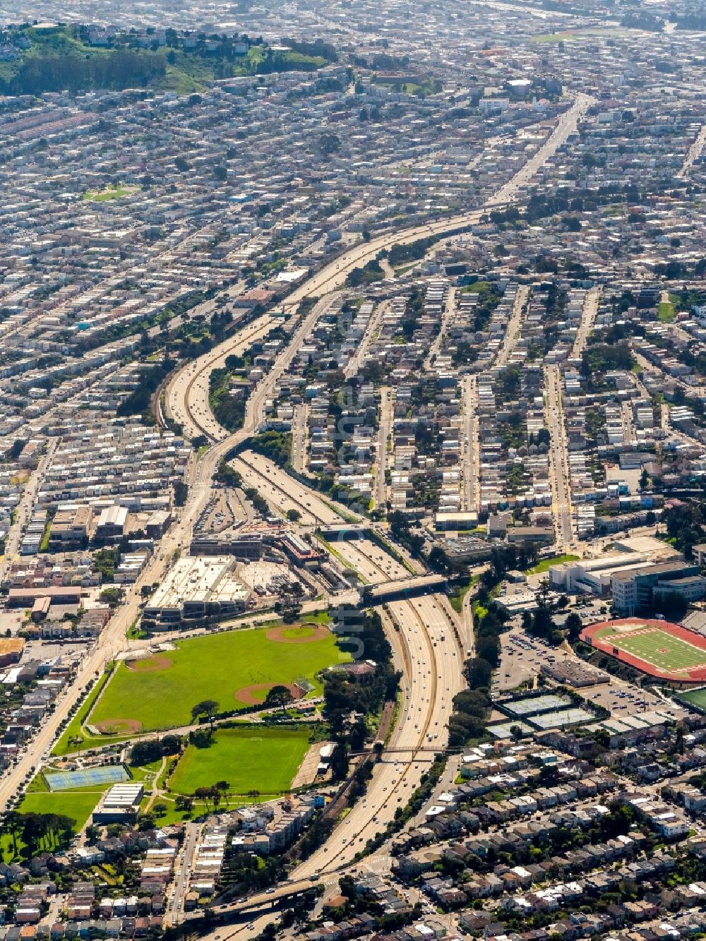 San Francisco von oben - Autobahn- Streckenverlauf Freeway 101 south in San Francisco in Kalifornien, USA