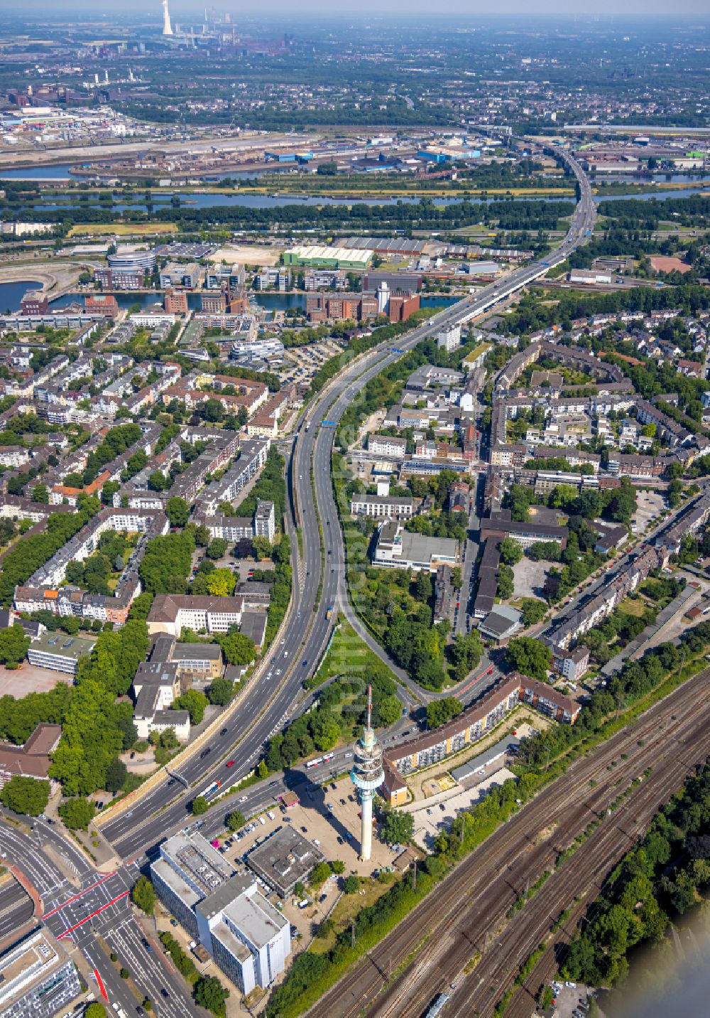 Luftaufnahme Duisburg - Autobahn- Streckenverlauf der A59 im Ortsteil Zentrum in Duisburg im Bundesland Nordrhein-Westfalen, Deutschland