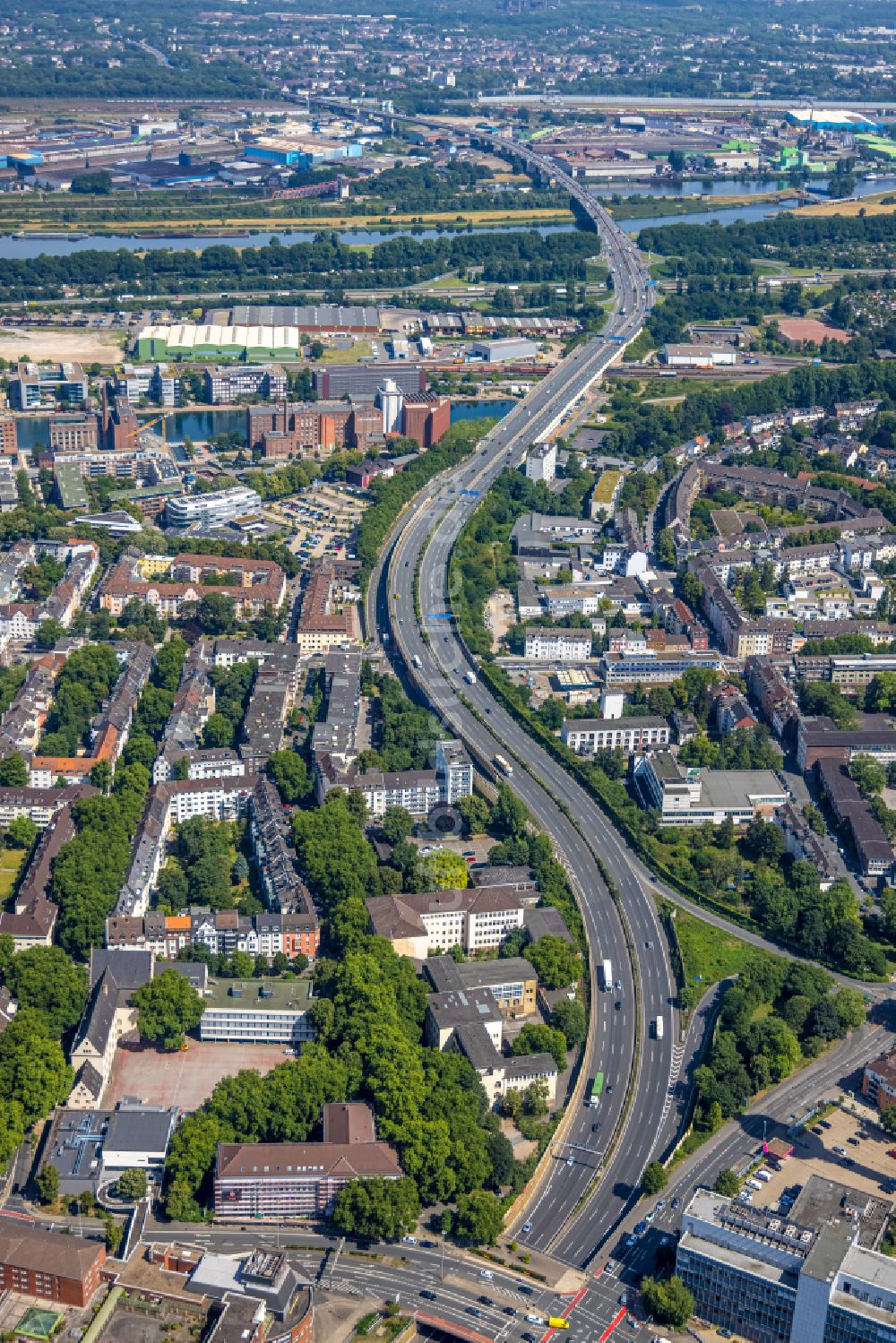 Duisburg aus der Vogelperspektive: Autobahn- Streckenverlauf der A59 im Ortsteil Zentrum in Duisburg im Bundesland Nordrhein-Westfalen, Deutschland