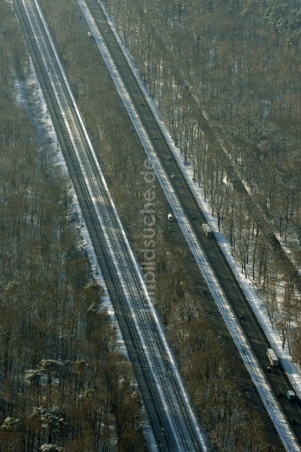 Luftaufnahme Berlin - Autobahn- Streckenverlauf der schneebedeckten Bundesautobahn A115 im südlichen Grunewald im Bezirk Steglitz-Zehlendorf in Berlin