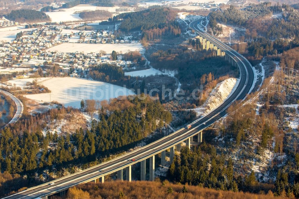 Arnsberg von oben - Autobahn- Streckenverlauf der A46 im Süden des schneebedeckten Oeventrop im Bundesland Nordrhein-Westfalen