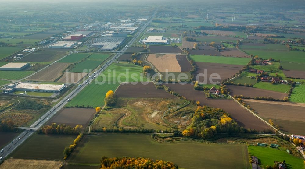 Hamm aus der Vogelperspektive: Autobahn- Streckenverlauf und Umgebung der Autobahn A2 im Westen von Rhynern in Hamm im Bundesland Nordrhein-Westfalen